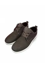 Zapato estilo casual color marrón, con cordones del mismo tono, costuras a contratono en blanco y suela de goma blanca.