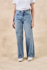 Pantalón de jean celeste de corte recto, tiro medio y confeccionado en 100% algodón.