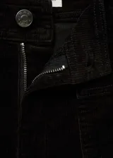 Pantalón culotte crop de tiro alto confeccionado en tejido de pana de mezcla de algodón, con cierre de cremallera y botón, trabillas para cinto y bolsillos de parche delanteros y traseros.