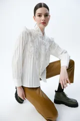 Pantalón de vestir azul eléctrico, de tiro alto y corte recto.