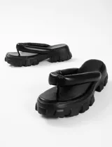 Sandalias negras con plataforma y suela track.