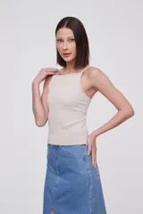 Top de punto acanalado color beige, con breteles finos, escote cuadrado y ajuste al cuerpo.
