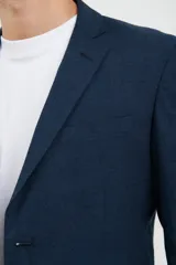 Saco azul oscuro con solapa de muesca, cierre de dos botones, dos bolsillos delanteros con solapa y un bolsillo en el pecho. Corte clásico.
