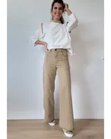 Pantalón de jean estilo wide leg con costuras verticales frontales, tiro alto y bolsillos laterales.