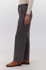 Pantalón gris oscuro de corte recto, con cintura elastizada, cierre de cremallera y botón.