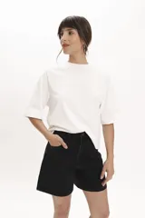 T-shirt de manga corta, color verde oliva o caqui, con cuello redondo y corte holgado.