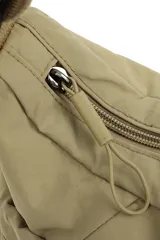 Bandolera de diseño funcional en color beige, confeccionada en poliéster. Presenta un compartimento principal con cierre, correa ajustable para el hombro y bolsillos laterales con cordón elástico regulable.