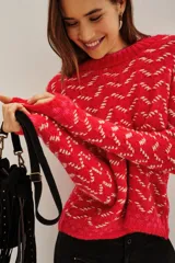 Sweater de punto con diseño de patrón geométrico en colores rojo y blanco, cuello redondo y mangas largas.