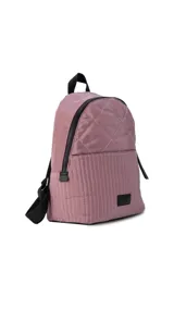 Mochila negra de tela capitoneada con bolsillo frontal amplio y asas ajustables. Incluye compartimento especial para iPad.