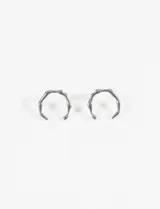 Par de aros dorados con forma de herradura irregular.