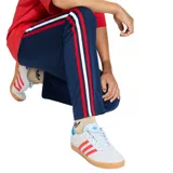 Pantalón deportivo azul marino con rayas rojas y blancas a los costados, cintura elástica con cordón ajustable y logo de Adidas bordado en dorado.