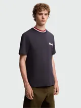 Remera de algodón color azul marino con cuello redondo tejido en rayas tricolores y logotipo bordado en el pecho.