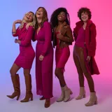 Top magenta asimétrico con un solo hombro.