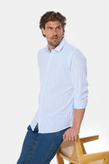 Camisa celeste con rayas verticales blancas, de lino y corte slim fit, con cuello clásico y cierre frontal con botones.