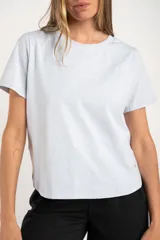 Remera de algodón con elastano, color gris melange, de corte al cuerpo, cuello redondo y mangas cortas.