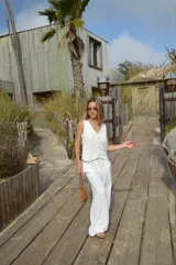 Conjunto de chaleco con botones y pantalón palazzo de crepé color negro.