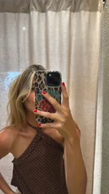 Top marrón con lunares blancos, de un solo hombro y corte asimétrico.