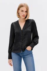 Camisa negra de poliéster satinado, de corte holgado, con cuello en V, cierre frontal abotonado y mangas largas con puños estructurados.