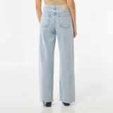 Pantalón de jean celeste de corte ancho.