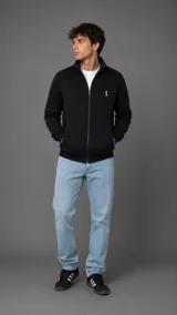 Campera de algodón color negro con cierre frontal completo, cuello alto y puños elásticos. Presenta un pequeño logo bordado en el pecho.