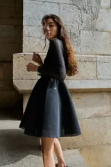 Vestido corto de malla transparente con detalles de strass tono sobre tono. Presenta mangas largas, cuerpo ajustado, escote redondo y cierre oculto en la espalda. Incluye costura fruncida en la cintura y falda con vuelo, con forro parcial.