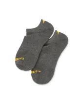Par de medias cortas tipo soquete color gris, con logo Caterpillar bordado en amarillo en la puntera y detalle triangular amarillo en el tobillo. Cuentan con suela acolchada y arco ribeteado para mayor soporte.