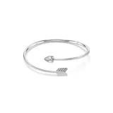 Gargantilla rígida bañada en rodio con diseño de flecha de Cupido, adornada con cristales transparentes y cierre de bisagra.