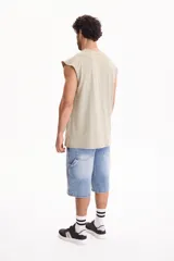 Musculosa de algodón fit oversize con lavado acid wash color marrón, cuello redondo y sisas amplias.