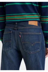 Pantalón de jean azul de corte recto, con tiro medio y cierre de botones.