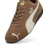 Championes Puma modelo Speedcat OG, color tostado con detalles en beige y suela negra. Confeccionados en gamuza, presentan el logo de la marca en el lateral y en la puntera.