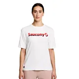 Remera blanca de Saucony, corte clásico, con logo de la marca estampado en el pecho en color rojo y negro.