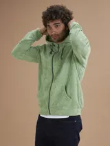 Campera con capucha de toalla color gris claro, con cierre completo y bolsillos frontales.