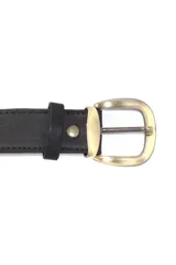 Cinto de cuero gamuzado color naranja con hebilla metálica color bronce y detalle de la marca grabada en la trabilla.