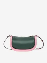 Bolso de hombro Bumper-12 en piel verde con ribetes tubulares acolchados color rosa. Tiene correa de hombro ajustable, cierre con cremallera superior y logo estampado en el frente.