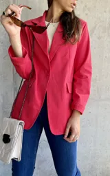 Blazer rojo con solapa de muesca, cierre con un botón y bolsillos con solapa.