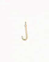 Charm unisex bañado en plata, con forma de la letra 'J' estilizada, inspirado en el diseño de clavo.