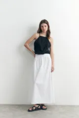 Maxi falda blanca de popelina con cintura elastizada.