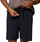 Short negro de Columbia para hombre, con tecnología Omni-FREEZE de enfriamiento activado por transpiración, cintura ajustable con ceñidor interior, bolsillos para las manos, bolsillos posteriores y bolsillo de seguridad con cremallera.