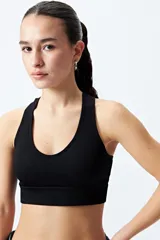 Top deportivo negro de diseño seamless, con escote en V y breteles anchos.