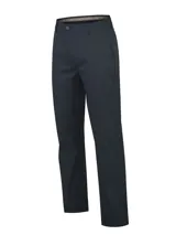 Pantalón de corte regular fit y tiro medio, color azul navy, de diseño liso con bolsillos laterales y cierre frontal con botón y cremallera.