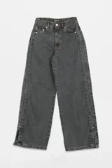 Jean de corte wide leg en denim color gris oscuro con efecto lavado. Presenta cintura alta, costuras laterales reforzadas y aberturas en el ruedo.