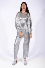 Pantalón plateado de calce holgado, con cintura elastizada y cordón de ajuste.