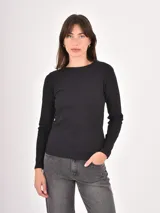 Remera de manga larga en tejido acanalado, con cuello redondo y ajuste al cuerpo.