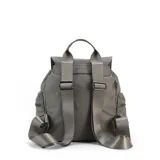 Mochila de nylon color rojo, con tapa frontal, broche metálico y cierre tipo marinero. Cuenta con bolsillo frontal con cierre metálico, bolsillos laterales, asas de mano y correas regulables para la espalda.