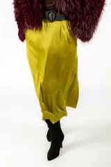 Falda midi de satén color verde manzana, con diseño cruzado y drapeado lateral.