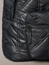 Mochila Calvin Klein de nailon color negro, con diseño acolchado y patrón de monograma integrado, compartimento principal con cremallera doble y bolsillo frontal con cierre.
