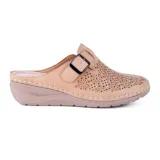 Zapato casual Korium Confort Marie color beige con capellada calada con diseño floral, hebilla lateral y plataforma baja.