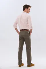 Pantalon azul marino de corte ajustado, con trabillas para cinturón y bolsillos laterales, confeccionado en tejido liviano con elasticidad.