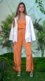 Mono largo color lila de satén, con escote cruzado y corte holgado.