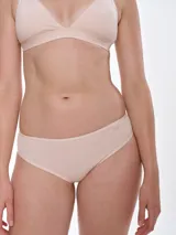 Bombacha de tiro medio confeccionada en algodón con elastano, diseñada para brindar comodidad y ajuste suave. Cuenta con bordes elásticos y fundillo de algodón para mayor frescura.